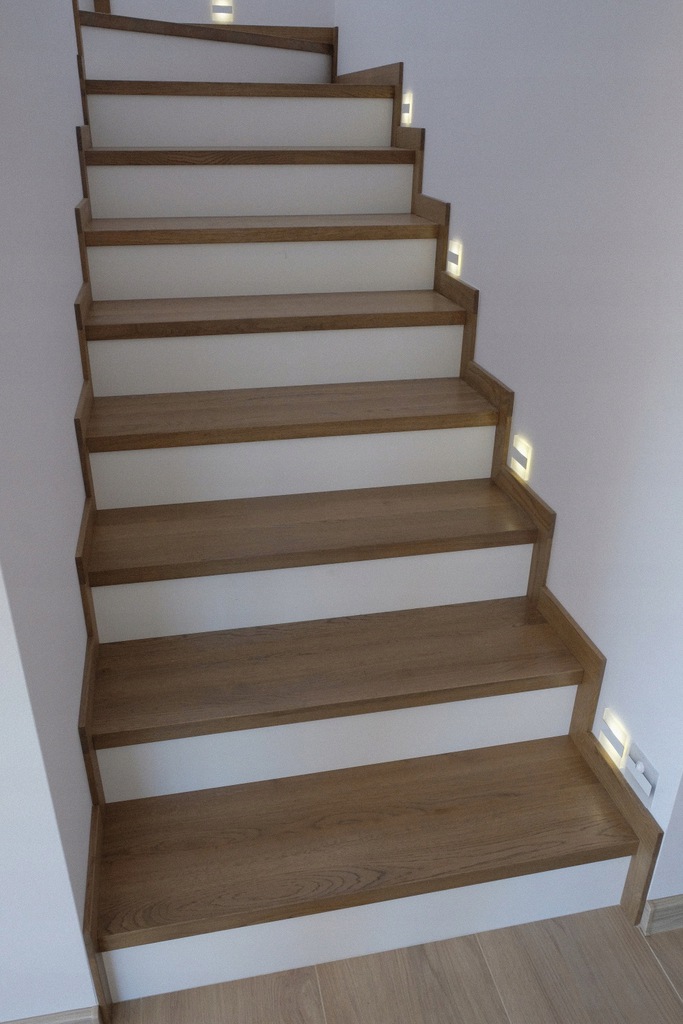 Światła LED na klatce schodowej